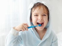 Consejos de nuestros especialistas para prevenir las caries en niños y adultos