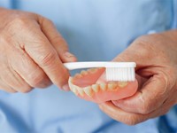 Consejos para cuidar tu prótesis dental fija o removible: limpieza, mantenimiento y revisiones