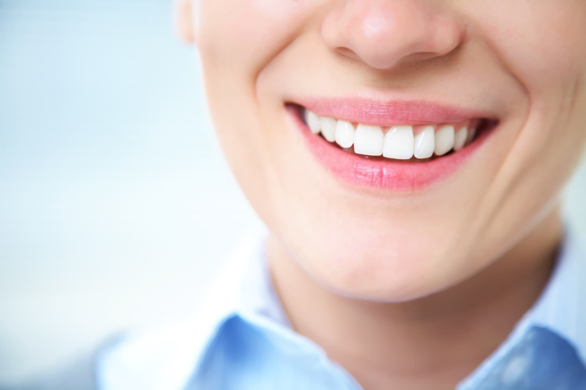 Un color uniforme en los dientes con el tratamiento de blanqueamiento dental