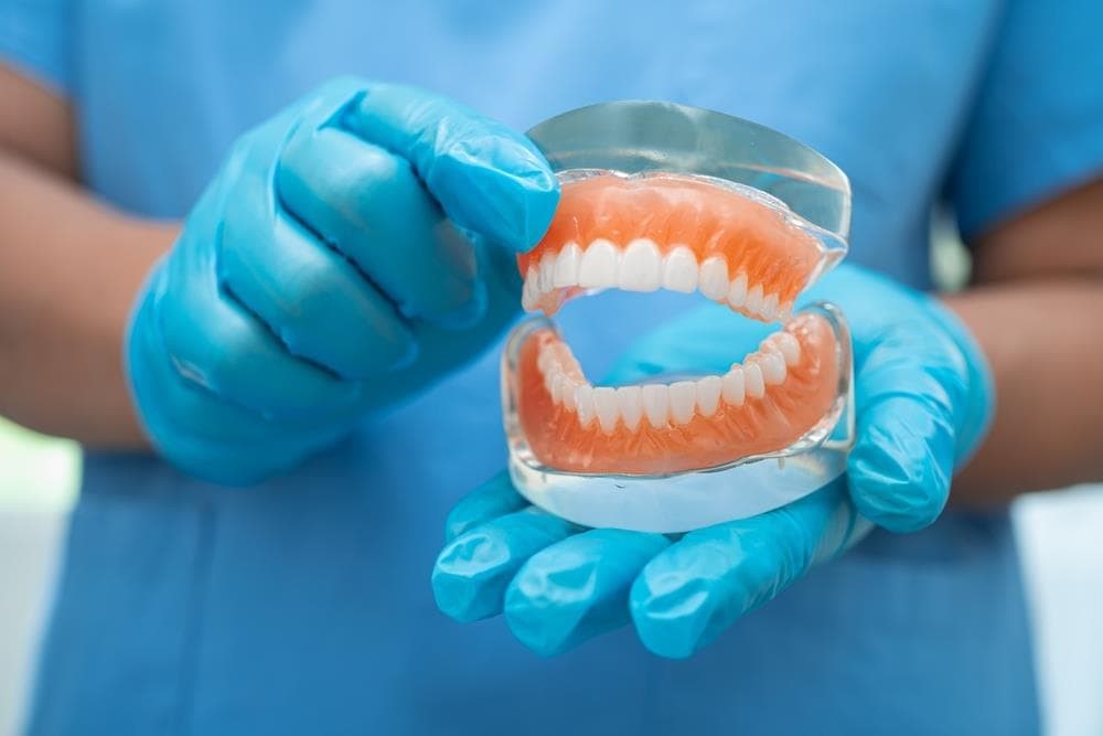 Prótesis dentales: Tipos, cuidados y cómo adaptarse a ellas