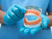 Prótesis dentales: Tipos, cuidados y cómo adaptarse a ellas